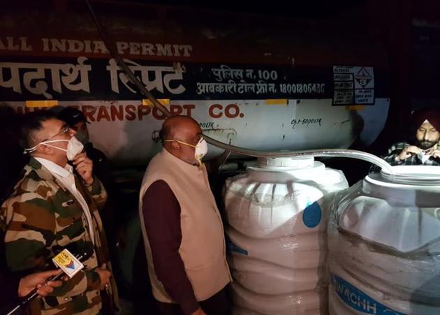 Government officials at a liquor bottling unit that was unearthed in Patiala district’s Rajpura town on Tuesday night.(HT Photo)