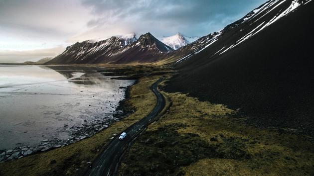 Islandia to mały, zżyty ze sobą kraj, w którym ludzie się znają i chętnie pomagają odwiedzającym, gdziekolwiek się udają.  (Unsplash)