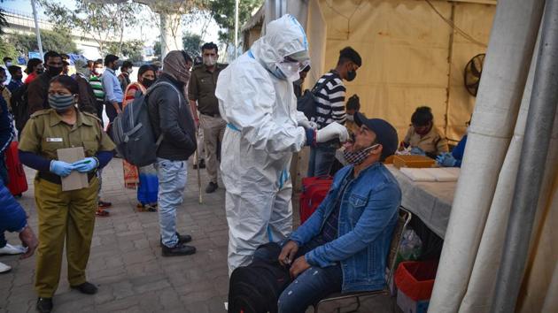 With 22,310 active cases in the city as on Tuesday, there were 6,357 containment zones in the capital, according to the government bulletin. (Sanchit Khanna/HT file photo) With 22,310 active cases in the city as on Tuesday, there were 6,357 containment zones in the capital, according to the government bulletin. (Sanchit Khanna/HT file photo)