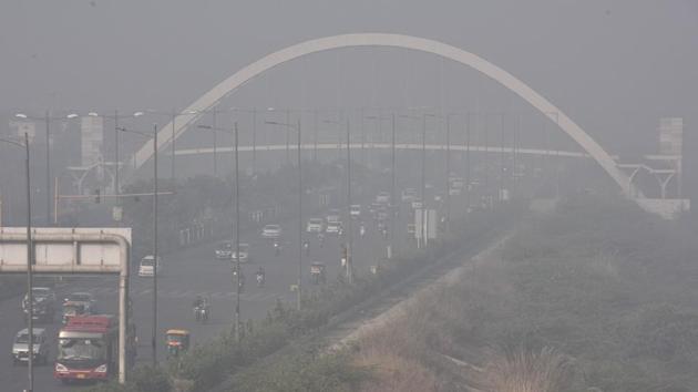 Traffic seen on a hazy morning in Burari, New Delhi on December 8. Delhi’s AQI was 383 in the very poor zone on December 8 and 400, almost touching the severe mark on December 7. (Sanchit Khanna / HT Photo) Traffic seen on a hazy morning in Burari, New Delhi on December 8. Delhi’s AQI was 383 in the very poor zone on December 8 and 400, almost touching the severe mark on December 7. (Sanchit Khanna / HT Photo)