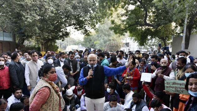 Deputy chief minister Manish Sisodia on a dharna with supporters after being stopped by Delhi Police personnel when he tried to enter CM Arvind Kejriwal`s residence, in Civil Lines, New Delhi on December 8, 2020.(Sanjeev Verma/HT Photo) Deputy chief minister Manish Sisodia on a dharna with supporters after being stopped by Delhi Police personnel when he tried to enter CM Arvind Kejriwal`s residence, in Civil Lines, New Delhi on December 8, 2020.(Sanjeev Verma/HT Photo)