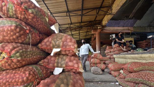Traders from the Okhla Mandi said their business continued as usual.(Sanjeev Verma/HT file photo)