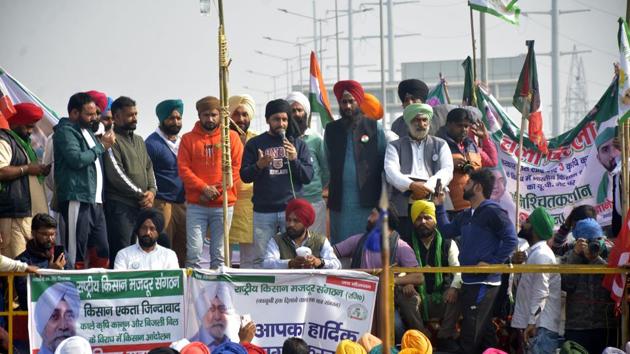 Members of a farmers organization addressing farmers sitting at Delhi - UP border in protest against new farm laws, in Ghaziabad on Tuesday.(Sakib Ali/HT Photo)