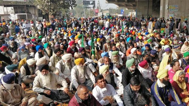 Farmers holding a protest and blocking the road below Kharar flyover during Bharat Bandh on Tuesday. (Gurminder Singh/HT) Farmers holding a protest and blocking the road below Kharar flyover during Bharat Bandh on Tuesday. (Gurminder Singh/HT)