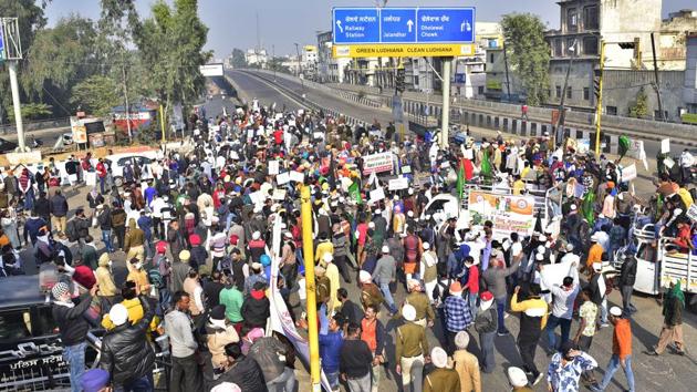 Protesters converging on to the Jagroan bridge in Ludhiana on Tuesday. (Gurpreet Singh/HT) Protesters converging on to the Jagroan bridge in Ludhiana on Tuesday. (Gurpreet Singh/HT)