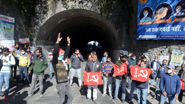 Centre of Indian Trade Unions (CITU) and other leftist organisations held a ‘chakka jam’ to support farmers’ protest at Victory Tunnel in Shimla on Monday.(Deepak Sansta / HT)