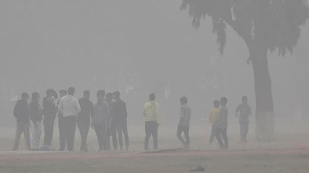 Fog and colder temperatures are likely to grip several regions in Bihar from Wednesday onwards, says the weather department.(HT photo/File/Representational use)