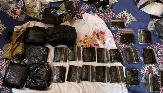 NCB team recovered 5 kg of Malana Cream charas (hashish), small quantities of opium and ecstasy pills and cash worth ₹1,351,500. (HT) NCB team recovered 5 kg of Malana Cream charas (hashish), small quantities of opium and ecstasy pills and cash worth ₹1,351,500. (HT)