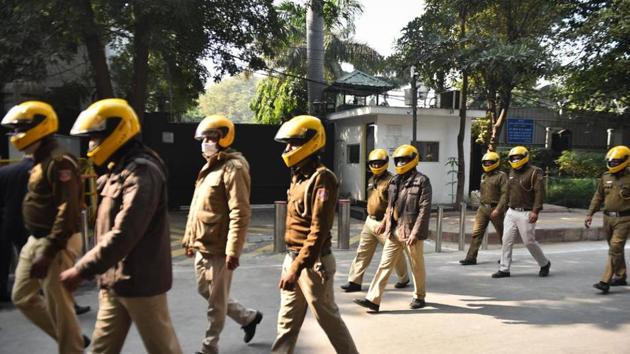 Delhi police personnel on patrol outside CM Arvind Kejriwal’s residence at Flag Staff Road in New Delhi(Sanchit Khanna/ Hindustan Times)
