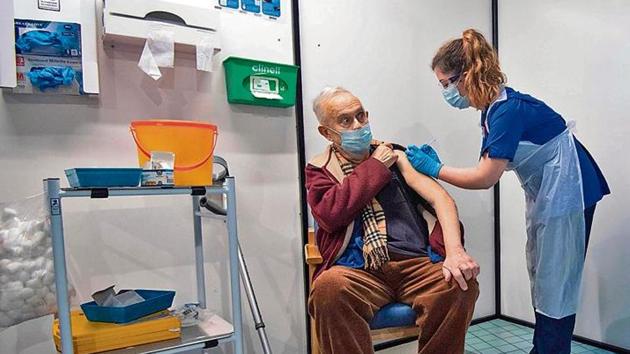 Simon Stevens (R), Chief Executive of the NHS, watches as a nurse (C) administers a dose of the Pfizer-BioNTech Covid-19 vaccine to Frank Naderer (L), 82, at Guy’s Hospital in London on December 8, 2020 as the UK starts its biggest ever vaccination programme. (AFP) Simon Stevens (R), Chief Executive of the NHS, watches as a nurse (C) administers a dose of the Pfizer-BioNTech Covid-19 vaccine to Frank Naderer (L), 82, at Guy’s Hospital in London on December 8, 2020 as the UK starts its biggest ever vaccination programme. (AFP)