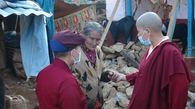 Nuns assisting villagers in the Himalayas. (Kungfununs.org) Nuns assisting villagers in the Himalayas. (Kungfununs.org)