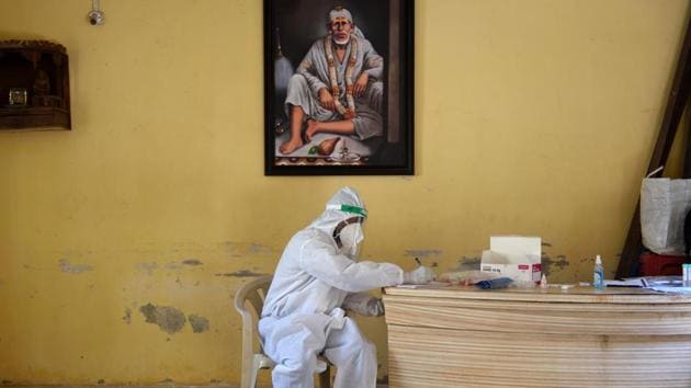 A Brihanmumbai Municipal Corporation (BMC) health worker seen at work at a health care centre in Chembur, Mumbai on December 8. Continuing the trend of a steady decline in the number of active coronavirus (Covid-19) cases, India on December 10 reported 3,72,293 active cases— a record low. (Satish Bate / HT Photo) A Brihanmumbai Municipal Corporation (BMC) health worker seen at work at a health care centre in Chembur, Mumbai on December 8. Continuing the trend of a steady decline in the number of active coronavirus (Covid-19) cases, India on December 10 reported 3,72,293 active cases— a record low. (Satish Bate / HT Photo)