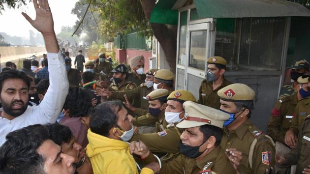 BJP workers stage a protest outside Delhi Deputy CM Manish Sisodia's residence, in New Delhi. (PTI) BJP workers stage a protest outside Delhi Deputy CM Manish Sisodia's residence, in New Delhi. (PTI)