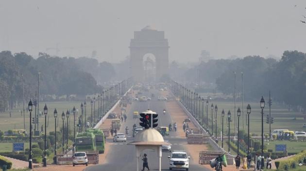 Although over three-fourths of India’s population breathes air that does not meet the national standards, apocalyptic levels for a few weeks in the capital become the defining feature of the crisis(Sanjeev Verma/HT PHOTO)