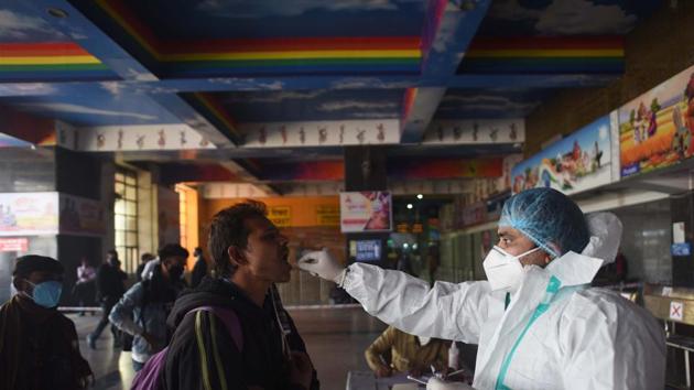 A health care worker in PPE kit collects swab sample from travellers at New Delhi Railway Station (NDLS) for coronavirus screening, in New Delhi. (Vipin Kumar/HT PHOTO) A health care worker in PPE kit collects swab sample from travellers at New Delhi Railway Station (NDLS) for coronavirus screening, in New Delhi. (Vipin Kumar/HT PHOTO)