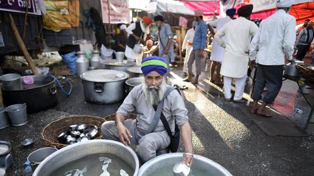 A farmer washes utensils during the ongoing protest against new farm laws at Singhu border in New Delhi (Photo by Biplov Bhuyan/ Hindustan Times)(Biplov Bhuyan/HT PHOTO)