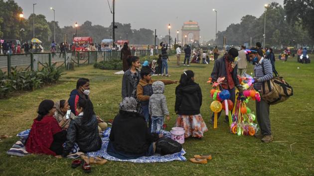 Visitors interact with toy sellers at India Gate in New Delhi on December 6. Over 37,000 people discharged and 412 deaths were recorded between December 9 and 10 morning, pushing the overall tally to 97,67,371. (Biplov Bhuyan / HT Photo) Visitors interact with toy sellers at India Gate in New Delhi on December 6. Over 37,000 people discharged and 412 deaths were recorded between December 9 and 10 morning, pushing the overall tally to 97,67,371. (Biplov Bhuyan / HT Photo)