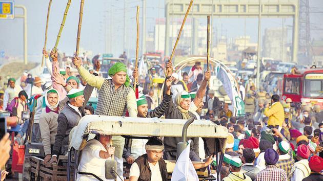 A continuous stream of farmers is marching towards the national capital using Delhi-Chandigarh national highway.(HT Photo) A continuous stream of farmers is marching towards the national capital using Delhi-Chandigarh national highway.(HT Photo)