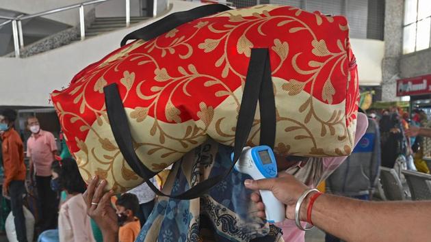 A traveller undergoes thermal screening upon arrival at a railway station in Mumbai on December 9. Between December 9 and 10 morning, India recorded 31,521 fresh Covid-19 cases which is slightly lower than the previous day’s figure of 32,080, HT reported. (Indranil Mukherjee / AFP) A traveller undergoes thermal screening upon arrival at a railway station in Mumbai on December 9. Between December 9 and 10 morning, India recorded 31,521 fresh Covid-19 cases which is slightly lower than the previous day’s figure of 32,080, HT reported. (Indranil Mukherjee / AFP)
