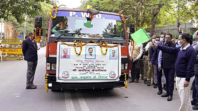 Delhi Chief Minister Arvind Kejriwal flag off during the inauguration of truck-mounted anti-smog gun in a bid to combat dust pollution in the city, in New Delhi. (ANI) Delhi Chief Minister Arvind Kejriwal flag off during the inauguration of truck-mounted anti-smog gun in a bid to combat dust pollution in the city, in New Delhi. (ANI)