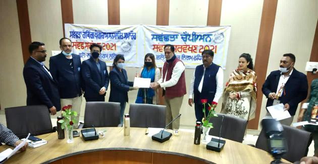 The team of Employees Provident Fund Office being felicitated during the sanitation champion honour ceremony for securing the third position in the Swachhta ranking. (HT PHOTO) The team of Employees Provident Fund Office being felicitated during the sanitation champion honour ceremony for securing the third position in the Swachhta ranking. (HT PHOTO)