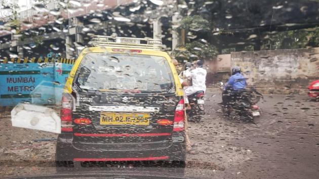 Mumbai witnesses a sudden change in weather accompanied with drizzle on Friday morning. (Vijayanand Gupta/HT photo) Mumbai witnesses a sudden change in weather accompanied with drizzle on Friday morning. (Vijayanand Gupta/HT photo)