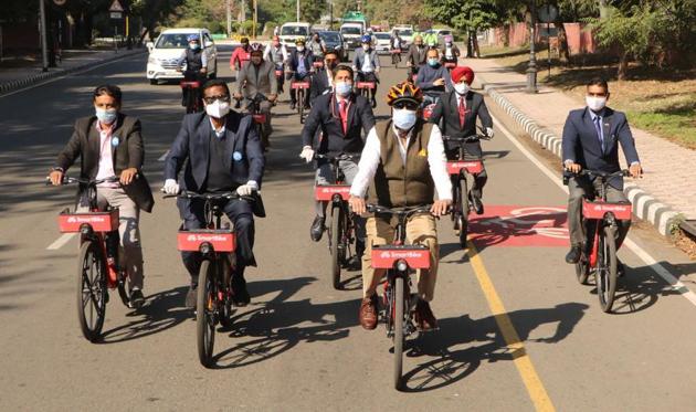 After inaugurating the project at Rock Garden, UT administrator VP Singh Badnore, along with senior UT officers, pedalled to Punjab Raj Bhawan. (Keshav Singh/HT) After inaugurating the project at Rock Garden, UT administrator VP Singh Badnore, along with senior UT officers, pedalled to Punjab Raj Bhawan. (Keshav Singh/HT)