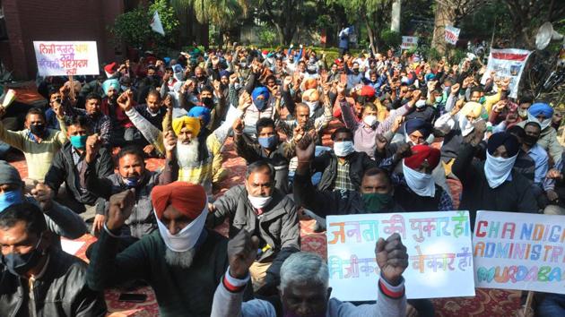 Members of the UT Powermen Union protesting at the electricity department in Chandigarh earlier this week.(HT Photo)