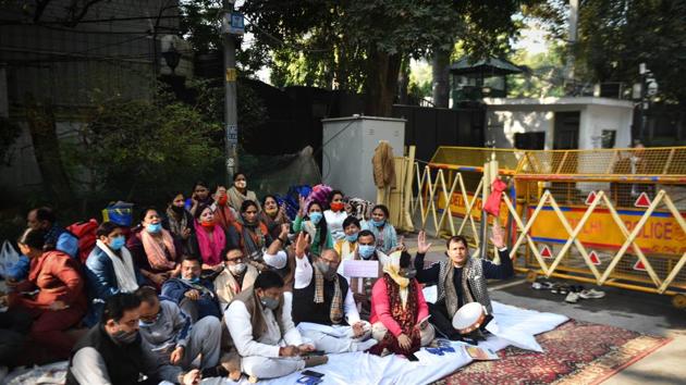 Mayors of Delhi protesting outside CM Arvind Kejriwal's residence demanding immediate release of funds to the Municipal Corporation of Delhi (MCD) at Flag Staff Road in New Delhi. (Sanchit Khanna/HT PHOTO) Mayors of Delhi protesting outside CM Arvind Kejriwal's residence demanding immediate release of funds to the Municipal Corporation of Delhi (MCD) at Flag Staff Road in New Delhi. (Sanchit Khanna/HT PHOTO)