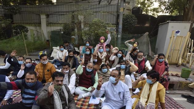 Delhi's mayors and heads of BHP-led municipal corporations sitting on a protest outside the residence of Chief Minister Arvind Kejriwal, in Civil Lines, New Delhi. (Sanjeev Verma/HT PHOTO) Delhi's mayors and heads of BHP-led municipal corporations sitting on a protest outside the residence of Chief Minister Arvind Kejriwal, in Civil Lines, New Delhi. (Sanjeev Verma/HT PHOTO)