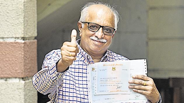 Harish Das cleared his BA exam from the University of Mumbai at the age of 64.(Satyabrata Tripathy/HT Photo) Harish Das cleared his BA exam from the University of Mumbai at the age of 64.(Satyabrata Tripathy/HT Photo)