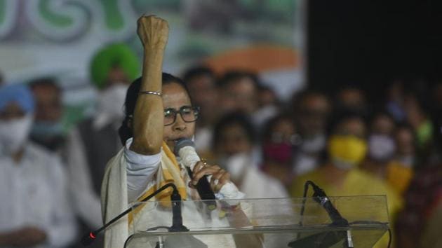 Chief minister of West Bengal Mamata Banerjee addressing the gathering at protest against new farm laws, in front of Gandhi statue at Mayo road, in Kolkata, West Bengal on Thursday.(Samir Jana/HT Photo)