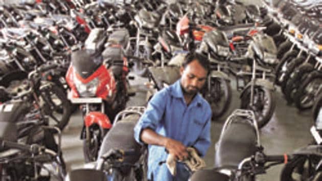 Passenger vehicle wholesales in India increased by 12.73 per cent to 2,85,367 units in November as against 2,53,139 units in the same month last year riding on the back of festive demand(REUTERS) Passenger vehicle wholesales in India increased by 12.73 per cent to 2,85,367 units in November as against 2,53,139 units in the same month last year riding on the back of festive demand(REUTERS)