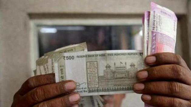 On Thursday, the rupee snapped its two-day winning streak to close 9 paise lower at 73.66 against the US dollar.(REUTERS)