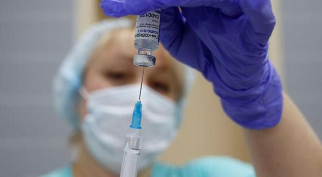 According to Konashenkov, the Defense Ministry has received 14,500 vaccines. Over 10,000 servicemen have already been vaccinated and around 100,000 servicemen should receive the vaccine by the end of the year. (Reuters Photo)