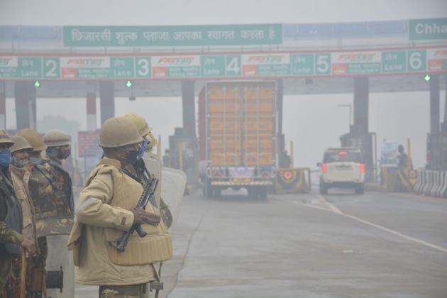 Delhi Traffic Police on Saturday informed commuters about routes which are closed for traffic in view of a large number of farmers camping at the borders of the national capital. (HT Photo/ Sakib Ali) Delhi Traffic Police on Saturday informed commuters about routes which are closed for traffic in view of a large number of farmers camping at the borders of the national capital. (HT Photo/ Sakib Ali)