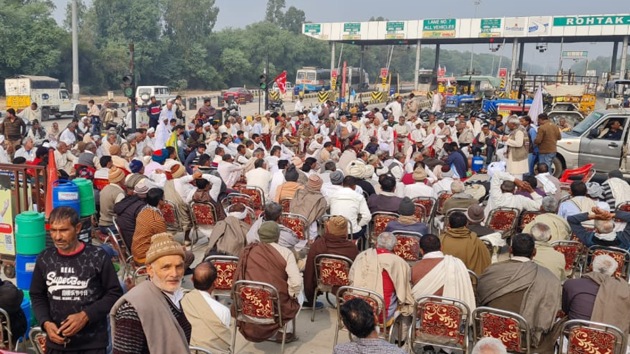 Toll plaza blocked by local residents at Makdoli village on Rohtak Panipat in protest against the farm laws. (Manoj Dhaka/HT photo) Toll plaza blocked by local residents at Makdoli village on Rohtak Panipat in protest against the farm laws. (Manoj Dhaka/HT photo)