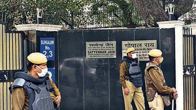 Police deployed outside the residence of Delhi ministers Gopal Rai and Satyendar Jain on Friday.(Vipin Kumar/HT PHOTO)