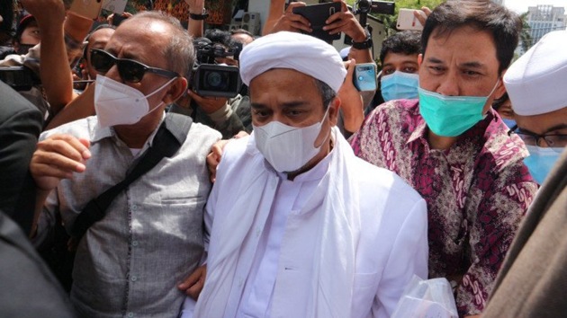 Indonesian Cleric Turns Himself In For Covid 19 Violation World News Hindustan Times<script async src=