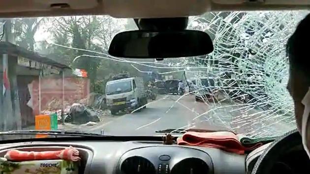A vehicle of BJP National President JP Nadda’s convoy damaged after stone-pelting by alleged TMC activists at Sirakal near Diamond Harbour, in South 24 Pargana.(ANI Photo) A vehicle of BJP National President JP Nadda’s convoy damaged after stone-pelting by alleged TMC activists at Sirakal near Diamond Harbour, in South 24 Pargana.(ANI Photo)
