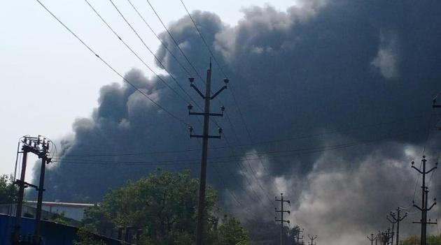 Thick fumes seen billowing after the explosion inside Vindhya Organics in Bollarum on Saturday.(Sourced Photo) Thick fumes seen billowing after the explosion inside Vindhya Organics in Bollarum on Saturday.(Sourced Photo)