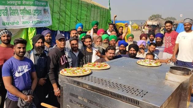 Pizzas being served to protesting farmers.(HT Photo)