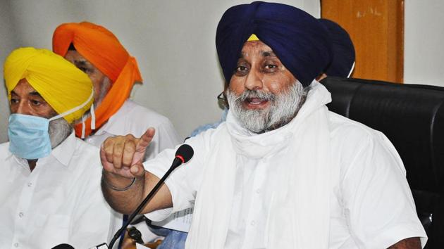 SAD chief Sukhbir Singh Badal on Saturday said all the ‘ministers’ who ‘defamed’ the protesting farmers by calling them ‘Khalistanis’ and ‘anti-national’ must apologise to them publicly. (HT Photo) SAD chief Sukhbir Singh Badal on Saturday said all the ‘ministers’ who ‘defamed’ the protesting farmers by calling them ‘Khalistanis’ and ‘anti-national’ must apologise to them publicly. (HT Photo)
