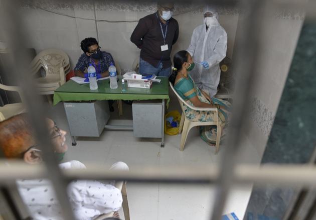 Health care workers during a Covid-19 screening drive at Goregaon in Mumbai.(Satyabrata Tripathy/HT PHOTO) Health care workers during a Covid-19 screening drive at Goregaon in Mumbai.(Satyabrata Tripathy/HT PHOTO)