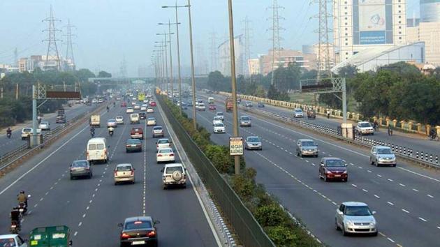 Traffic movement continued to flow as usual across toll plazas in Agra amid farmers’ call to block Agra-Delhi Expressway today to protest against the farm laws.(HT photo/Sanjeev Verma (Representative image)) Traffic movement continued to flow as usual across toll plazas in Agra amid farmers’ call to block Agra-Delhi Expressway today to protest against the farm laws.(HT photo/Sanjeev Verma (Representative image))