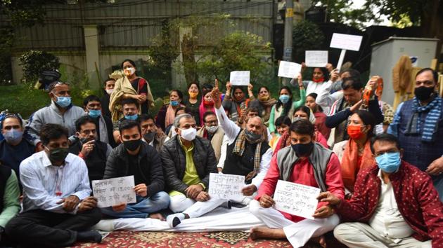 BJP leaders Adesh Gupta, Manoj Tiwari, Gautam Gambhir and all three Mayors of Delhi protesting outside CM Arvind Kejriwal's residence demanding immediate release of funds to the Municipal Corporation of Delhi (MCD) at Flag Staff Road in New Delhi. (Sanchit Khanna/HT PHOTO) BJP leaders Adesh Gupta, Manoj Tiwari, Gautam Gambhir and all three Mayors of Delhi protesting outside CM Arvind Kejriwal's residence demanding immediate release of funds to the Municipal Corporation of Delhi (MCD) at Flag Staff Road in New Delhi. (Sanchit Khanna/HT PHOTO)