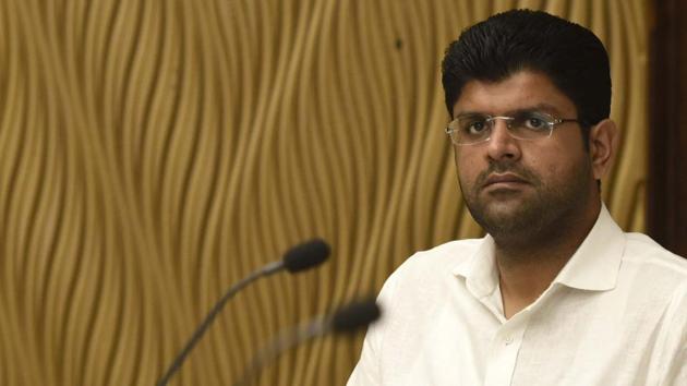 While it is not yet known what was discussed between the two, the meeting holds significance in light of Chautala’s recent announcement of a possible exit from the Bharatiya Janata Party (BJP)-led state government.(Hindustan Times) While it is not yet known what was discussed between the two, the meeting holds significance in light of Chautala’s recent announcement of a possible exit from the Bharatiya Janata Party (BJP)-led state government.(Hindustan Times)
