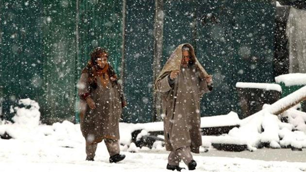 Srinagar received season’s first snowfall on Saturday morning. (AP Photo) Srinagar received season’s first snowfall on Saturday morning. (AP Photo)
