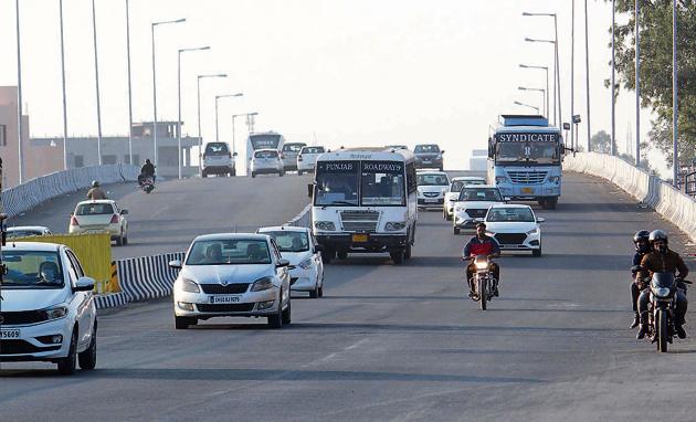Vehicles moving on the Ludhiana arm of the Kharar flyover in Mohali on Saturday. (Gurminder Singh/HT) Vehicles moving on the Ludhiana arm of the Kharar flyover in Mohali on Saturday. (Gurminder Singh/HT)