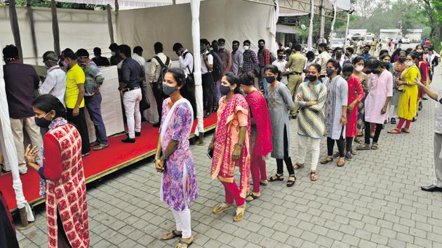 Vidhan Bhavan employees in queue to get tested for Covid-19, at Nariman Point on Saturday. (Anshuman Poyrekar/HT Photo) Vidhan Bhavan employees in queue to get tested for Covid-19, at Nariman Point on Saturday. (Anshuman Poyrekar/HT Photo)